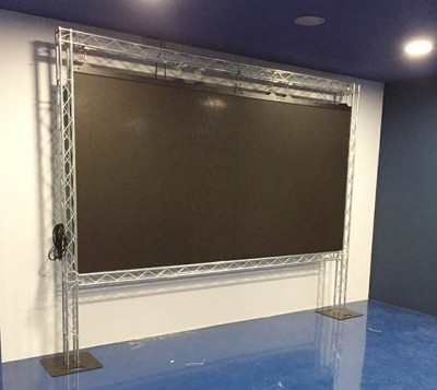 Estructura de truss con pantalla de LED @ Zona de prensa, Campo de fútbol Hércules CF, Alicante (España)